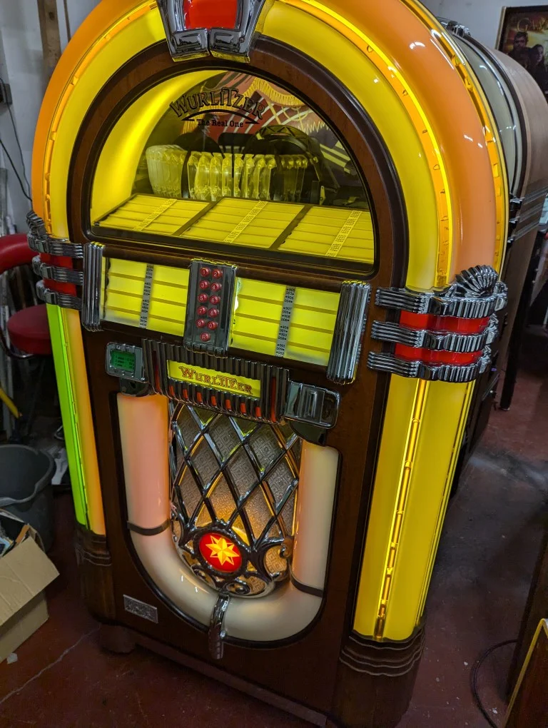 Wurlitzer "one more time" vinyl bubbler jukebox - Image 4